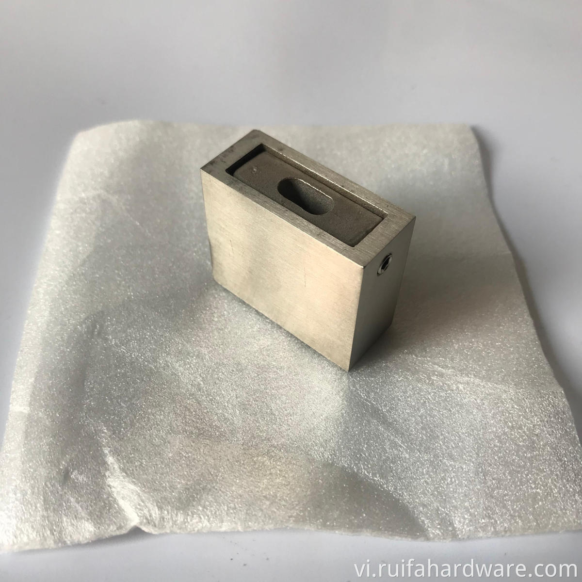 Người giữ ống phòng tắm che giấu 10x30mm (2) 10x30mm Concealed Bathroom Pipe Holder (2)